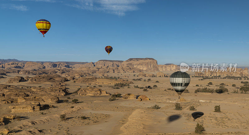 2020年1月3日，在冬季的坦托拉节上，热气球飞过Al Ula附近的Mada'in Saleh (Hegra)古考古遗址